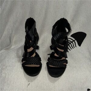 R2 Black Braided Gladiator Sandals size 5 damaged